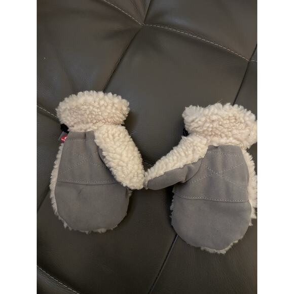 LL Bean Kid’s Sherpa Mittens, Size 2T-4T - Picture 2 of 6